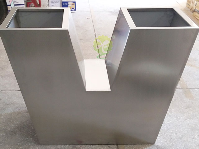 不銹鋼V形字母創(chuàng)意花箱園林景觀(guān)花池定制廠(chǎng)家